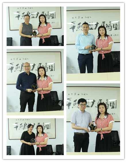 授牌2.jpg 授牌2.jpg